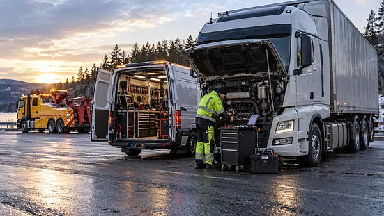 Vägassistans i gryningsljus